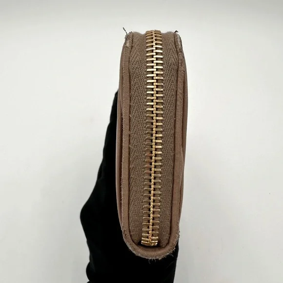 Miu Miu Portafoglio Lampo Matelasse Zip Wallet in Cammeo Beige.